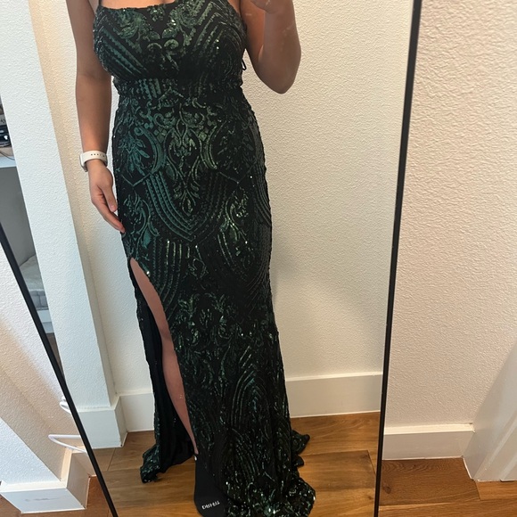 Elegant Green Sequin Gown - Picture 3 of 4
